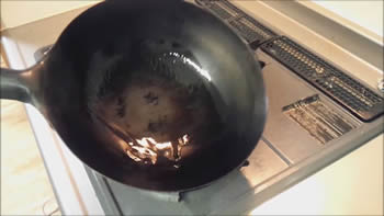 中華鍋に油を入れて強火で熱する