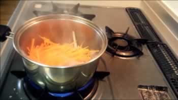 鍋にごま油を入れて赤唐辛子を炒め、ごぼう、ニンジンを入れる