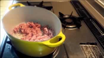 鍋にサラダ油大さじ1を入れて強火で熱し、温まってから、豚ひき肉を炒めます