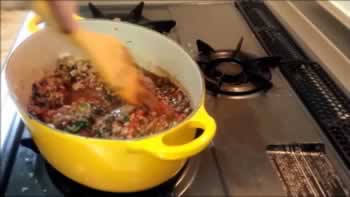トマト缶、赤ワイン、ケチャップを入れて混ぜ、一煮立ちさせます