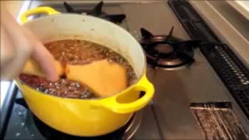コンソメスープの素、水を入れて弱火にして、水分がなくなるまで煮ます。焦げ付かないように、ときどき木べらでかき回します